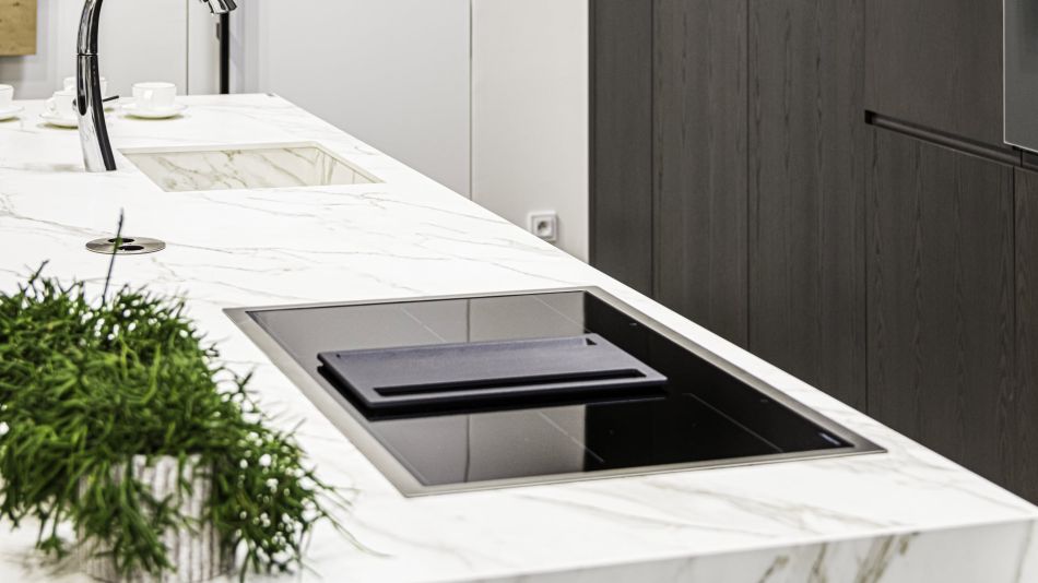 Kuchyňský pult - slinutá keramická dlažba v síle střepu 12 mm - Florim Stone - Marble Calalcatta Gold - hrana výřezu pro dřez je T3/A1. Kuchyňský pult - slinutá keramická dlažba v síle střepu 12 mm - Florim Stone - Marble Calalcatta Gold - hrana výřezu pro dřez je T3/A1.