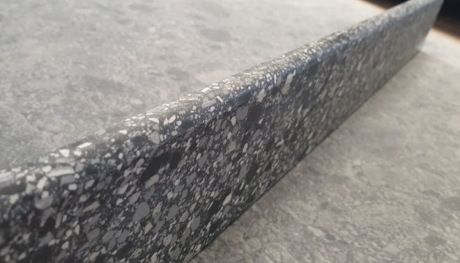 Sokly typu B z plně probarveného střepu