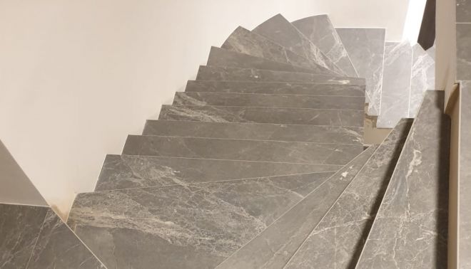 Schodiště se zaleštěnou hranou