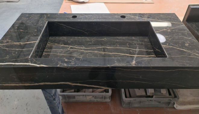 Skoro jako kus mramoru