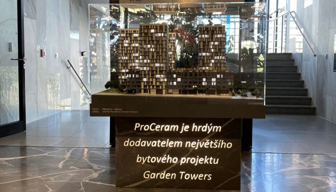 Podstavec s logem pro projekt Garden Towers