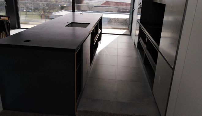 Kuchyňský ostrůvek z velkoformátové dlažby 20 mm