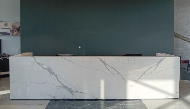 Recepční pult obložený deskami Marble Statuario