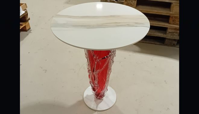 Jedinečný stolek se skleněnou podnoží z materiálu Calacatta gold