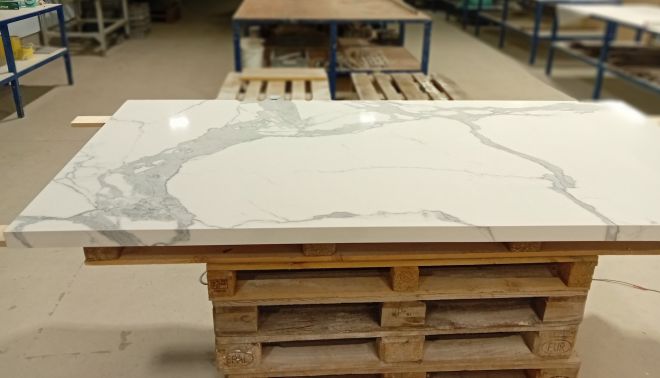 Stolová deska z materiálu Marble Statuario Face A