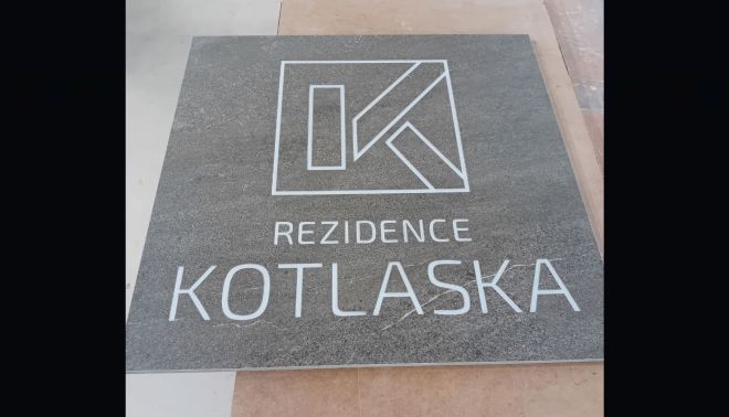 Logo pro Rezidenci Kotlaska z materiálu Quarzit Outdoor