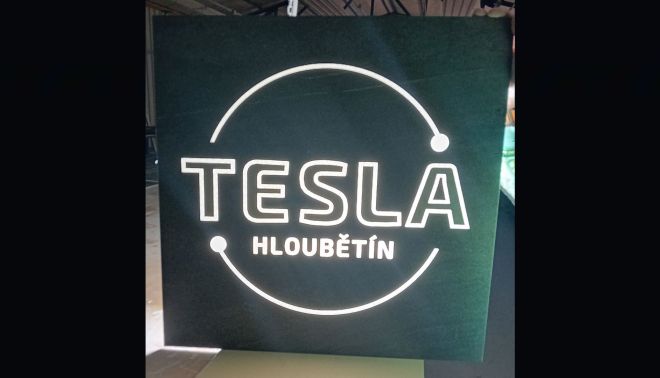 Logo Tesla Hloubětín z materiálu Quarzit