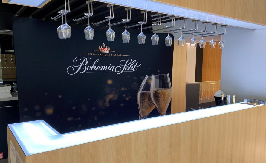 Skleněné desky Magna - recyklované sklo Recepční a barový pult Bohemia Sekt 3